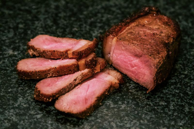 Pokrojony stek wysmażony na medium rare, z różowym środkiem